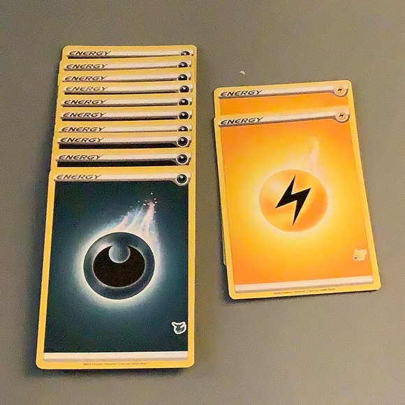 Random Pokémon Cards - Picture 6 of 8